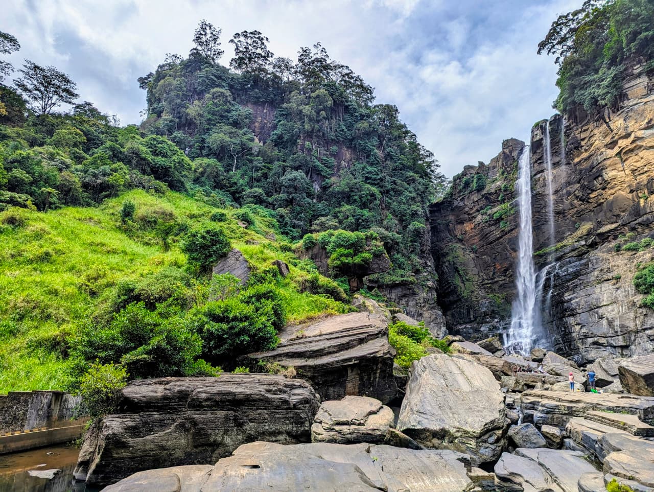 Lakshapana Waterfall cascading down the rock face