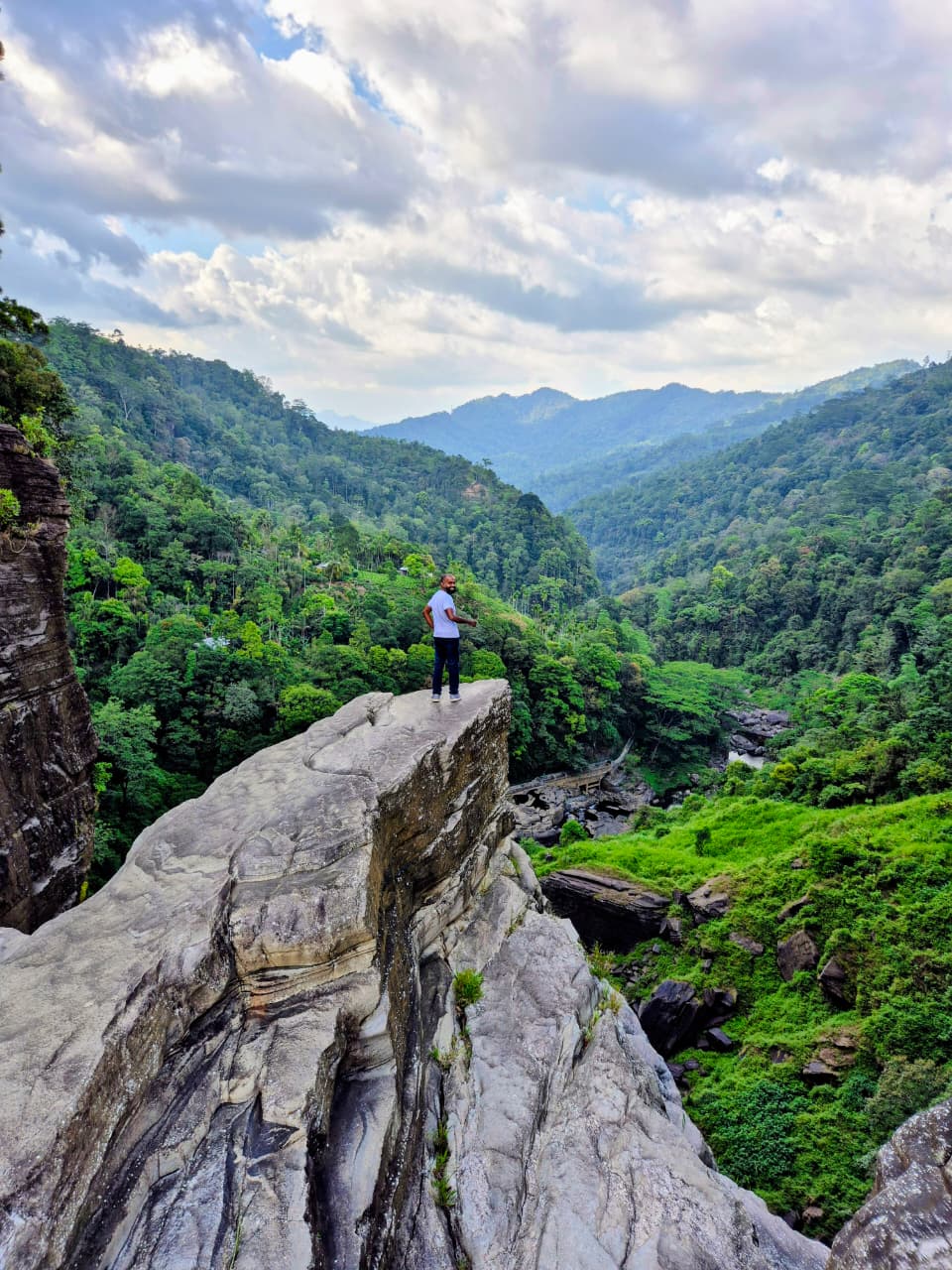 Lakshapana Waterfall plunging over the cliff